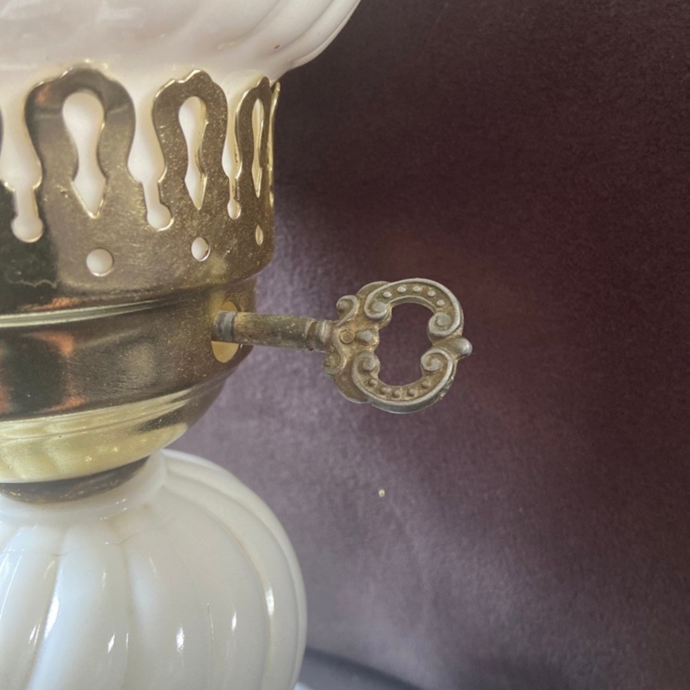 Vintage 1940’s Elegant Milk Glass Swirl Glass Lamp - Picture 5 of 6